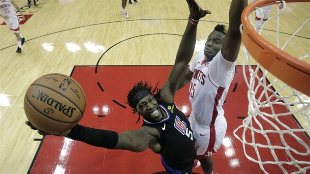 Montrezl Harrell z LA Clippers se sna prosadit pes brncho Clinta Capelu z Houstonu.