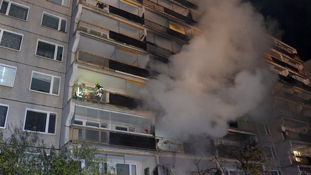 Požár vypukl v domě s pečovatelskou službou v ulici kpt. Stránského na Černém Mostě. (14. listopadu 2019)