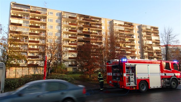 Požár vypukl v domě s pečovatelskou službou v ulici kpt. Stránského na Černém Mostě. (14. listopadu 2019)