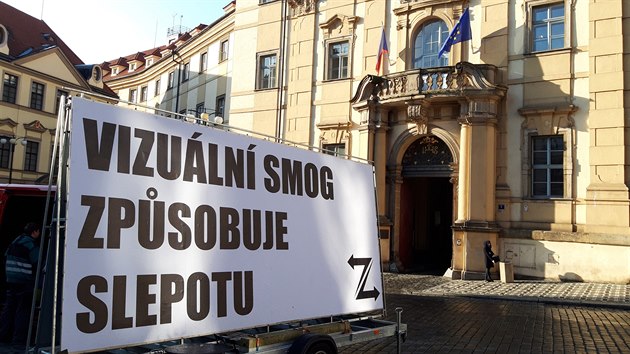 Na cedulch je napsno Nechceme billboardovou dungli, Billboardy znsiluj Prahu nebo Vizuln smog zabj. (14.11.2019)