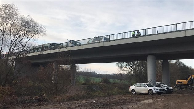 Nehoda autobusu s nklakem u Nov Vsi na Mlnicku. (14.11.2019)