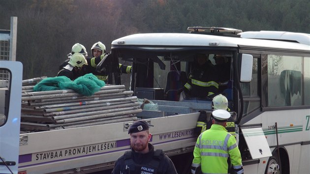 Nehoda autobusu s nklakem u Nov Vsi na Mlnicku. (14.11.2019)