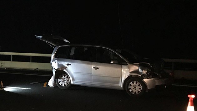 Na dlnici D5 u Berouna srazilo auto mue, kter se po nehod vracel k autu. (18.11.2019)
