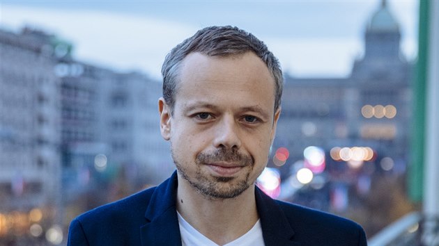 Herec Viktor Dvok, filmov pedstavitel Vclava Havla, na balkonu Melantrichu nad Vclavskm nmstm v Praze17. listopadu 2019