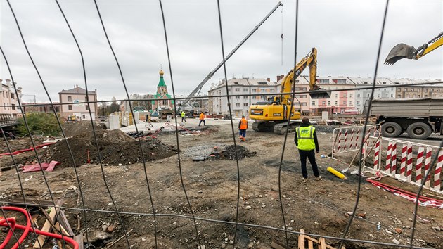 Dlnci u nyn dokonuj hrubou stavbu mostu v olomouck Komenskho ulici, kter v rmci budovn protipovodovch opaten na ece Morav nahradil pvodn most. Prce pln skon na jae (snmek z listopadu 2019).