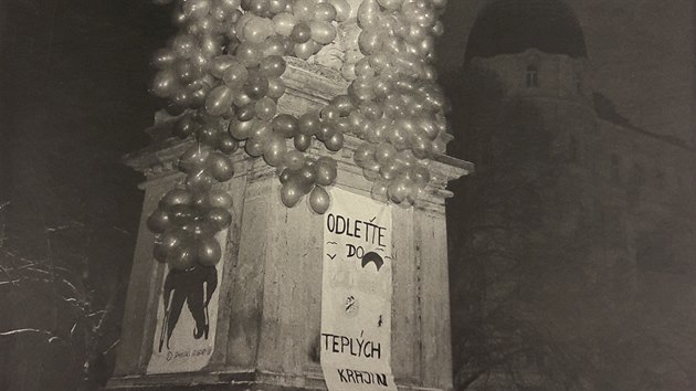 Nov uniktn kniha Olomouck okamiky 1989 pibliuje prostednictvm vce ne stovky historickch fotografi obdob konce komunismu na Olomoucku, ale i ve zbytku zem. Obsahuje mimo jin i snmek Petra Zatloukala z cyklu Gaudeamus zachycujc jeden z olomouckch happening - zplavu balonk, je mla odnst pomnk V. I. Lenina a J. V. Stalina.