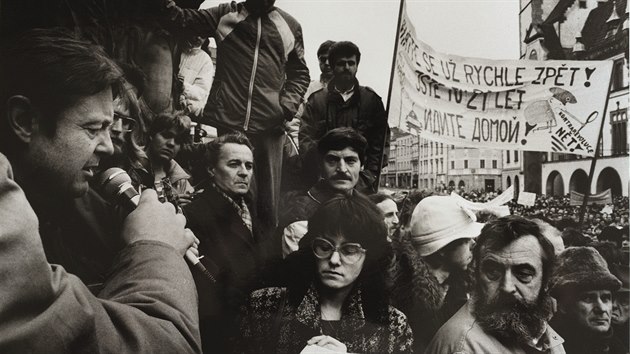 Nov uniktn kniha Olomouck okamiky 1989 pibliuje prostednictvm vce ne stovky historickch fotografi obdob konce komunismu na Olomoucku, ale i ve zbytku zem. Obsahuje mimo jin i snmek Vladislava Galgonka zachycujc olomouck protest proti reimu 28. ledna 1990 na tehdejm nmst Mru (dnes Horn nmst). Uprosted vrazn aktrka zdejho Sametu hereka Ivana Plhalov, napravo od n tenkrt jet budouc porevolun primtor Olomouce a signat Charty 77 Milan Honek.