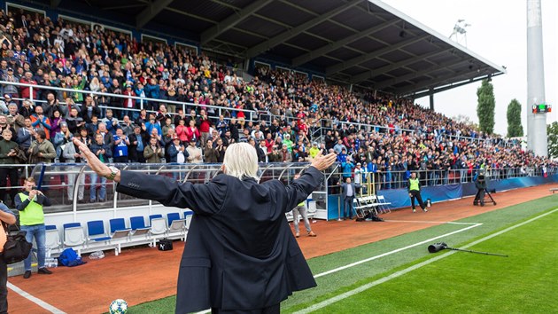 Karel Brckner se klan aplaudujcm tribunm Androva stadionu pi utkn na oslavu 100 let olomouck Sigmy. Legendrn trenr se znovu postavil na laviku nrodnho tmu z roku 2004.