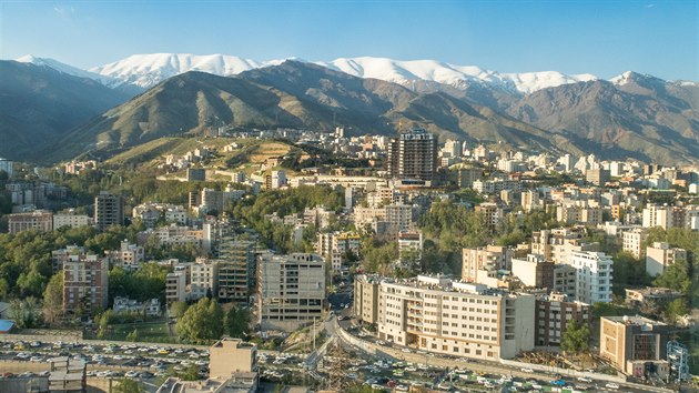 Panorama hlavnho msta rnu Tehern. Pohled z nejvyho patra hotelu Azadi na sever.