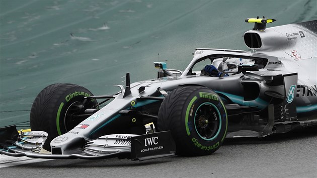 Valtteri Bottas z Mercedesu pi trninku na Velkou cenu Brazlie