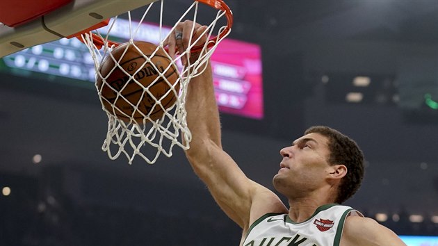 Brook Lopez z Milwaukee smeuje do koe Chicaga.