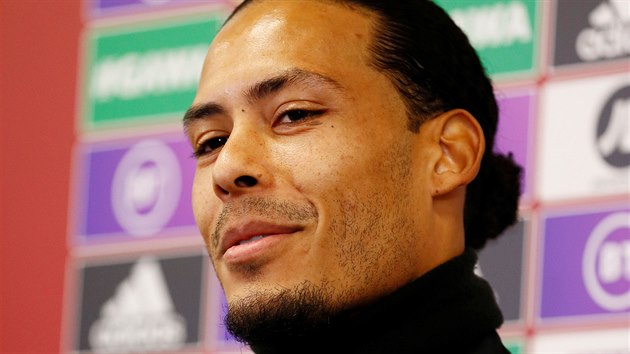 Nizozemsk fotbalista Virgil van Dijk na tiskov konferenci