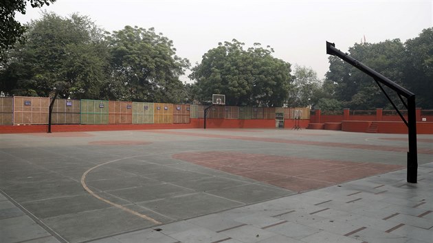 Basketbalov hit na kole v Novm Dill tentokrt osiela, dusiv smog nikoho na plac nepustil. (11. listopadu 2019)