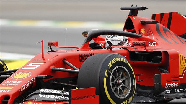 Sebastian Vettel z Ferrari bhem trninku na Velkou cenu Brazlie