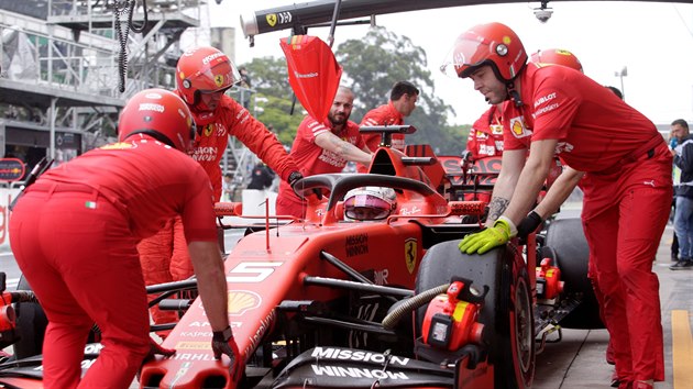Sebastian Vettel a mechanici Ferrari bhem trninku na Velkou cenu Brazlie