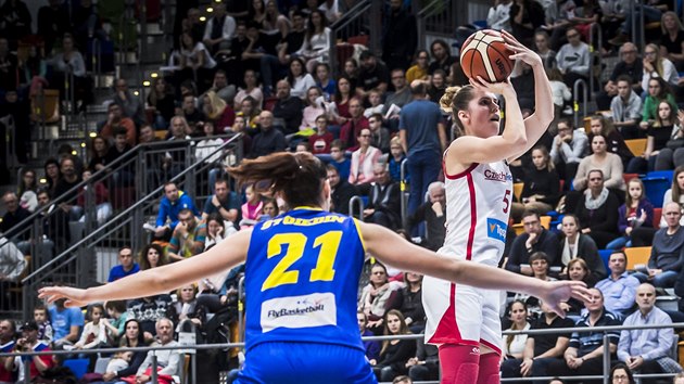Česká basketbalistka Romana Hejdová střílí na rumunský koš.