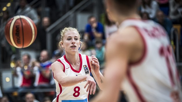 esk basketbalistka Petra Zplatov (vlevo) pihrv v zpase s Rumunskem.