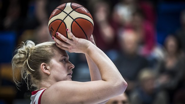 Česká basketbalistka Julia Reisingerová při trestném hodu.