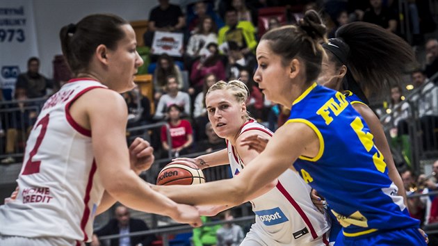 Česká basketbalistka Kamila Štěpánová útočí proti Rumunsku.
