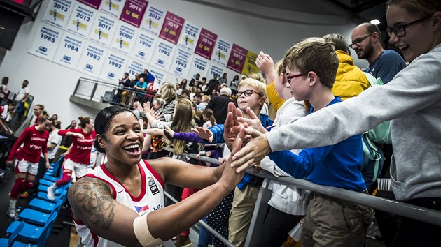 esk basketbalistka Kia Vaughnov slav vhru s fanouky.