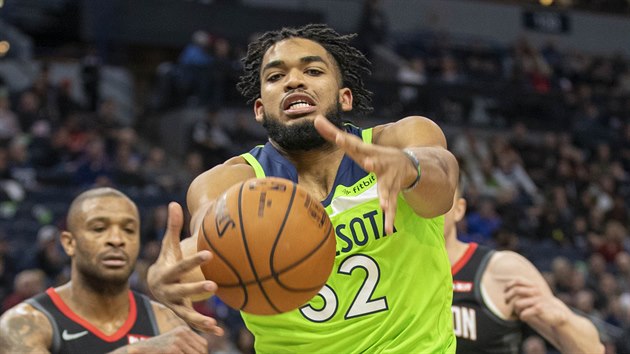 Karl-Anthony Towns (32) z Minnesoty se sna zachytit m v zpase s Houstonem.