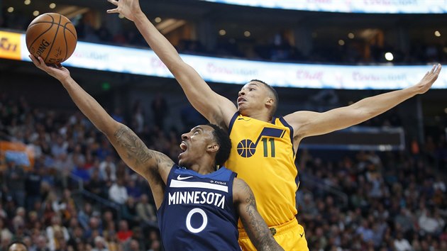 Jeff Teague (0) z Minnesoty zakonuje kolem Danteho Exuma (11) z Utahu.