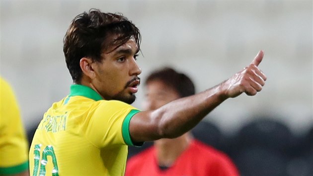 Brazilsk fotbalista Lucas Paqueta dkuje za pihrvku.