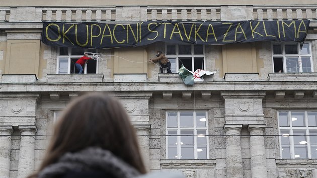 V budov Filozofick fakulty Univerzity Karlovy v ter zaala studentsk okupan stvka za klima. Vysokokolci protestuj proti klimatickm zmnm a za lep ochranu ivotnho prosted. (12. listopadu 2019)