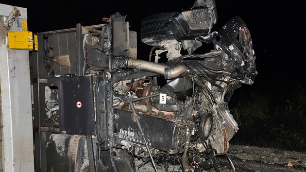 Autobus se u slovensk Nitry stetl s nkladnm autem pevejcm kamen,...