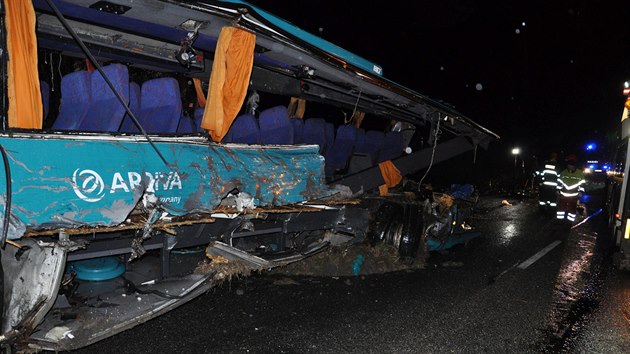 Autobus se u slovensk Nitry stetl s nkladnm autem pevejcm kamen,...