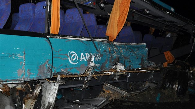 Autobus se u slovensk Nitry stetl s nkladnm autem pevejcm kamen,...