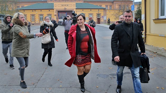 Advokátka Tomáše Řepky Natálie Navrátilová odchází z borské věznice. (11. 11. 2019)