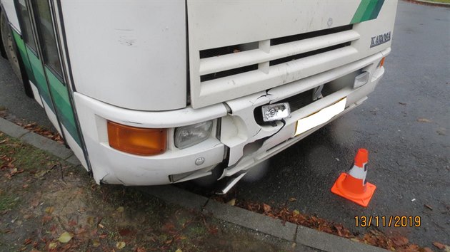 Policist et nehodu v Domalicch, pi kter se nkladnmu autu uvolnilo za jzdy kolo a narazilo do protijedoucho autobusu.