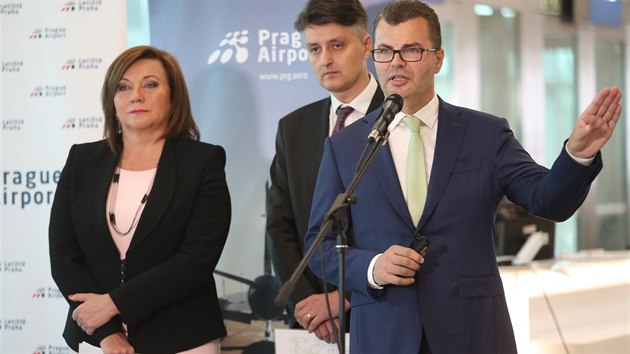 Pedseda pedstavenstva Letit Praha Vclav eho a ministryn financ Alena Schillerov na tiskov konferenci k rozvoji letit. V pozad f SDC Ji Svoboda. (13.11.2019)