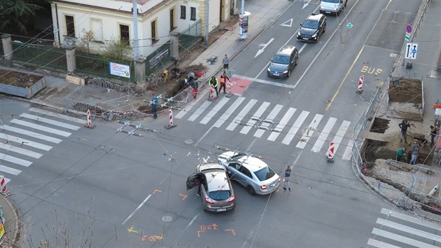 Pět dopravních nehod se stalo v Brně v neděli 17. listopadu na křižovatce ulic Kotlářská a Kounicova v Brně, kde je omezený provoz kvůli výměně semaforů (17. listopadu 2019).