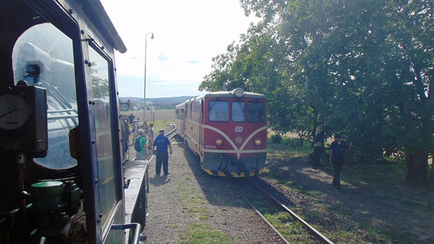 Křižování parního vlaku Slezských zemských drah s pravidelným spojem ČD ve stanici Slezské Rudoltice