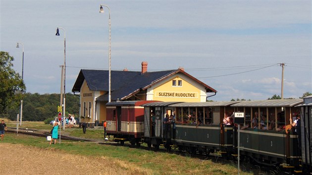 Parní vlak Slezských zemských drah opouští stanici Slezské Rudoltice.