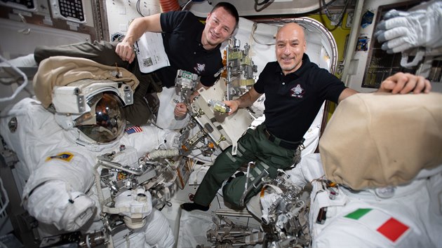 Astronauté Luca Parmitano z Evropské kosmické agentury a Andrew Morgan z NASA před výstupem z ISS kvůli opravě AMS (alfa magnetického spektrometru)