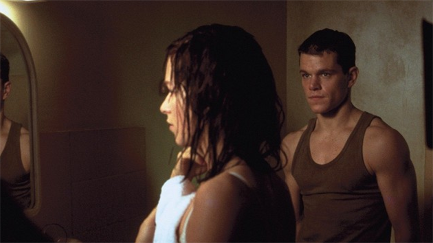 Franka Potente a Matt Damon ve filmu Agent bez minulosti (2002)
