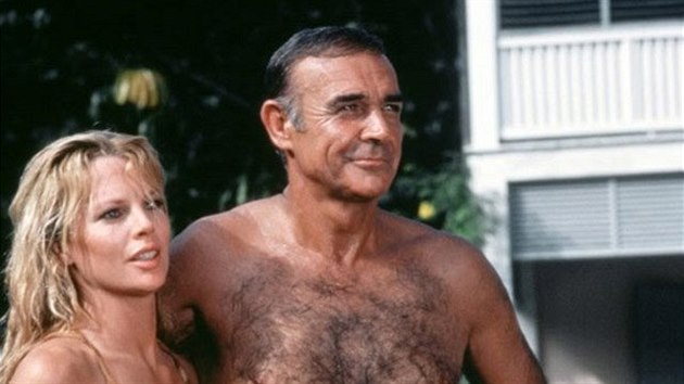 Kim Basingerov a Sean Connery ve filmu Nikdy nekej nikdy (1983)