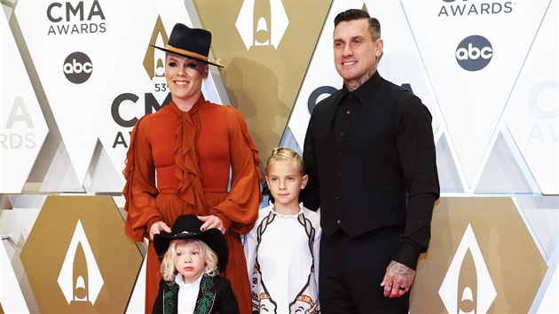 Carey Hart, Pink a jejich dti Jameson a Willow na CMA Awards (Nashville, 13. listopadu 2019)