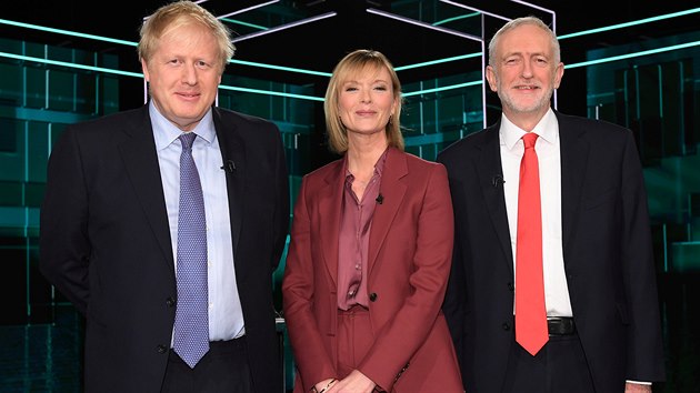 Britsk premir a ldr konzervativc Boris Johnson v pedvolebn televizn debat s pedsedou labourist Jeremym Corbynem. (19. listopadu 2019)