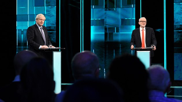 Britsk premir a ldr konzervativc Boris Johnson v pedvolebn televizn debat s pedsedou labourist Jeremym Corbynem. (19. listopadu 2019)