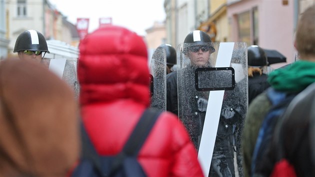 Kordon tkoodnc s obuky a proti nim skupiny student. Interaktivn performance bude v Jihlav do konce tdne dvakrt denn pipomnat 30 let od pdu totalitnho reimu. (12. 11. 2019)