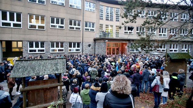 V Lysicích na Blanensku se lidé sešli před základní školou, aby uctili památku učitelky, která zahynula při nehodě autobusu na Mělnicku. (15. 11. 2019)