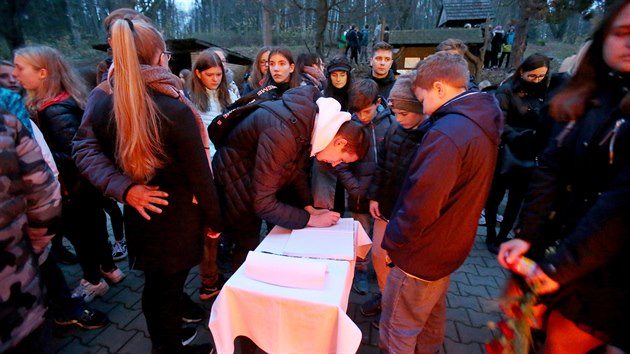 V Lysicch na Blanensku se lid seli ped zkladn kolou, aby uctili pamtku uitelky, kter zahynula pi nehod autobusu na Mlnicku. (15. 11. 2019)
