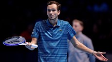 Daniil Medvedv gestikuluje v utkání s Rafaelem Nadalem na Turnaji mistr.
