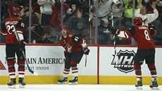 Conor Garland (83) a jeho spoluhrái z Arizony Oliver Ekman-Larsson (23) a Nick...