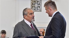 Bývalý ministr zahranií Karel Schwarzenberg pevzal  v Praze od ministra...