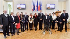 Ministr zahraničí Tomáš Petříček (šestý zprava) ocenil  v Praze dvanáct...